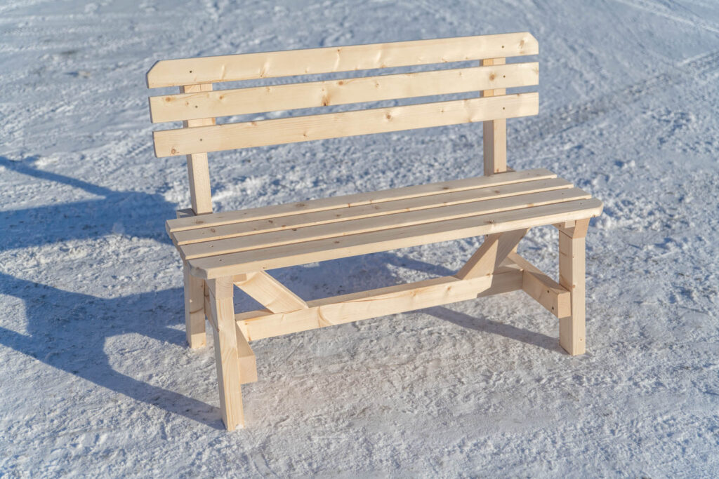 Bänk till grillplats i obehandlad furu.