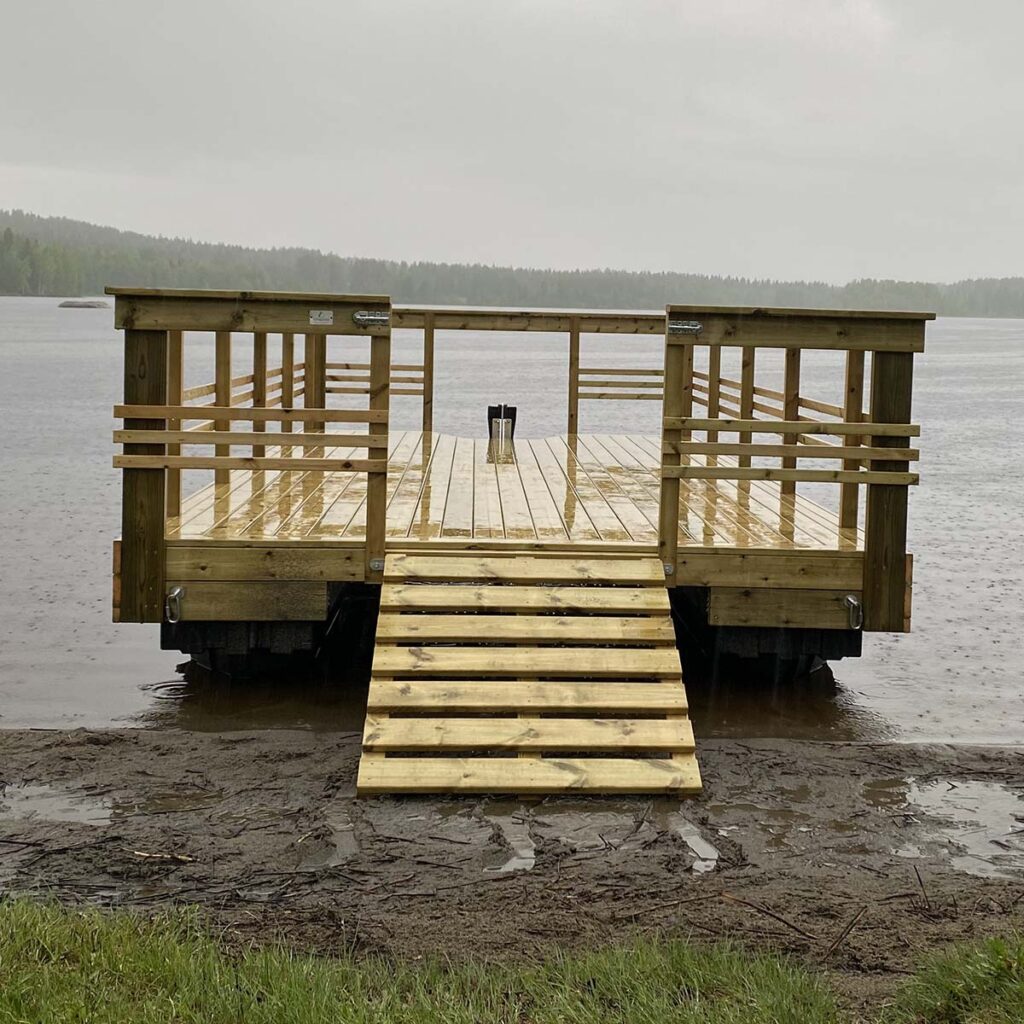 Flotte 5,7x2,95m med räcke och landgång